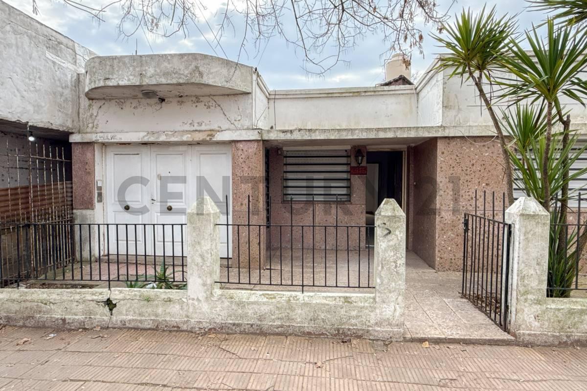 Foto de Casa en venta en La Plata con dos departamentos, imagen 1