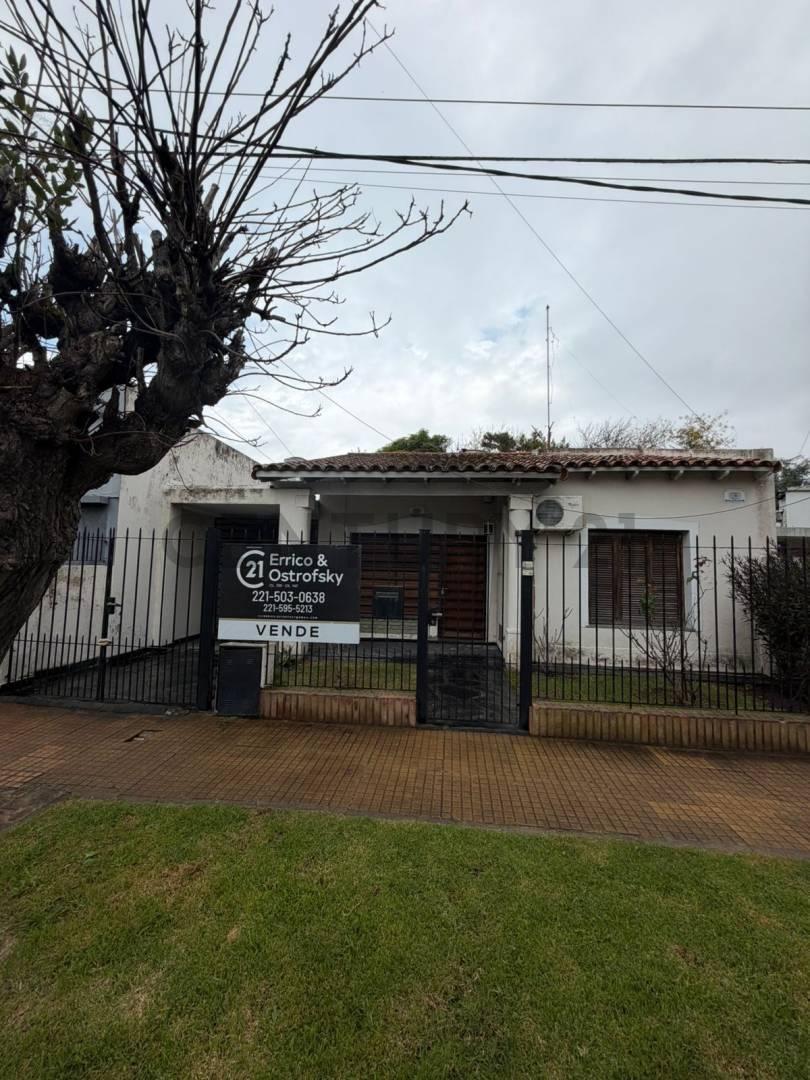 Foto de Casa en venta en Ringuelet a refaccionar con 2 dormitorios y parque, imagen 1