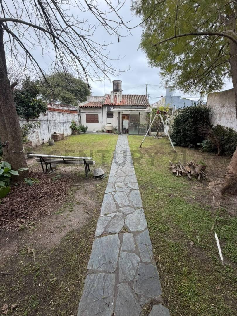 Foto de Casa en venta en Ringuelet a refaccionar con 2 dormitorios y parque, imagen 3
