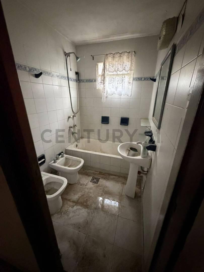 Foto de Casa en venta en Ringuelet a refaccionar con 2 dormitorios y parque, imagen 2