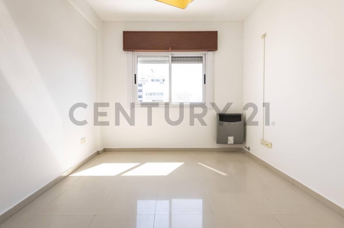 Foto de DEPARTAMENTO EN VENTA EN LA PLATA DE 2 DORMITORIOS CON COCHERA, imagen 2