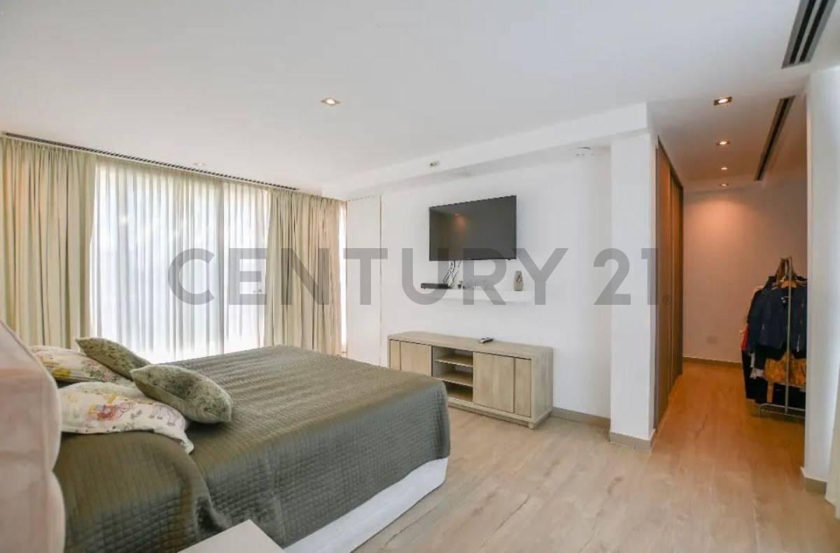 Foto de CASA DE GRAN CATEGORÍA SOBRE DOBLE LOTE EN LOMAS DE CITY BELL, imagen 3