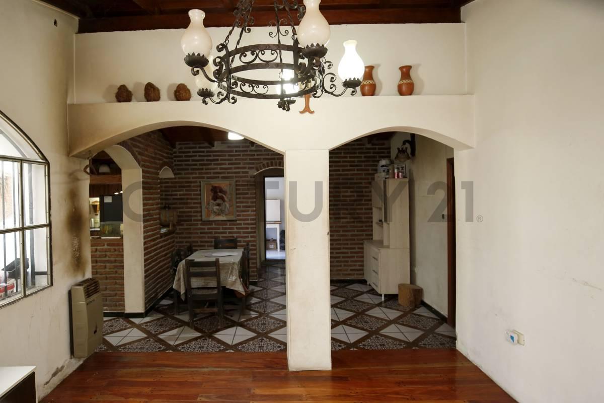 Foto de Casa de 3 Dormitorios con Parque, Pileta y Quincho en Gonnet - Venta, imagen 5