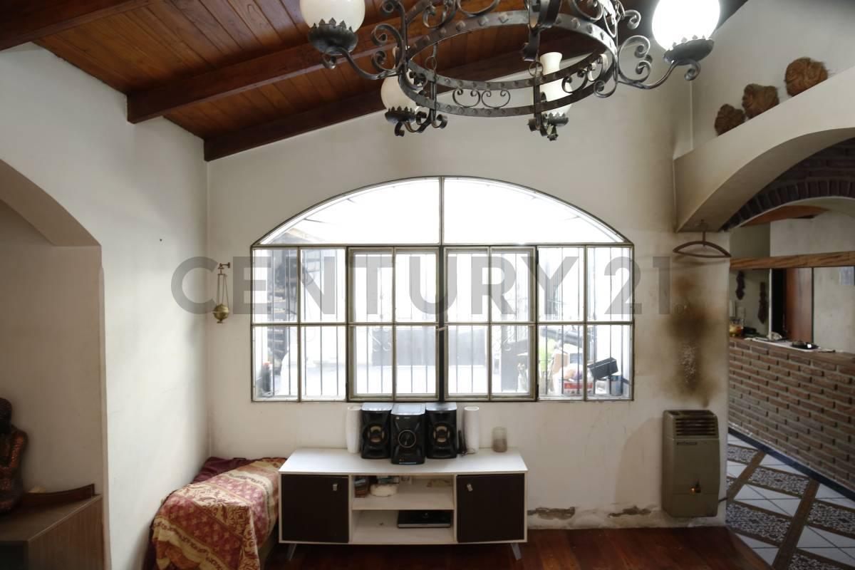 Foto de Casa de 3 Dormitorios con Parque, Pileta y Quincho en Gonnet - Venta, imagen 3