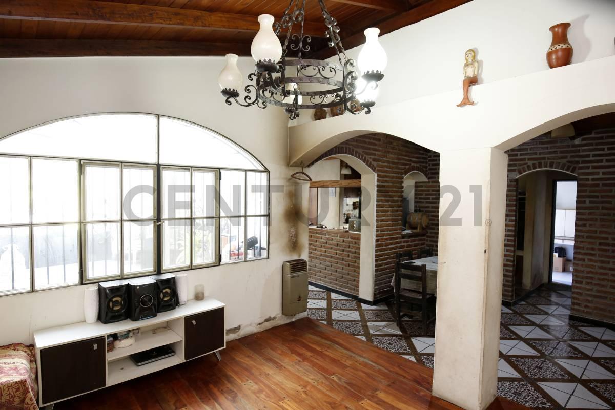 Foto de Casa de 3 Dormitorios con Parque, Pileta y Quincho en Gonnet - Venta, imagen 4