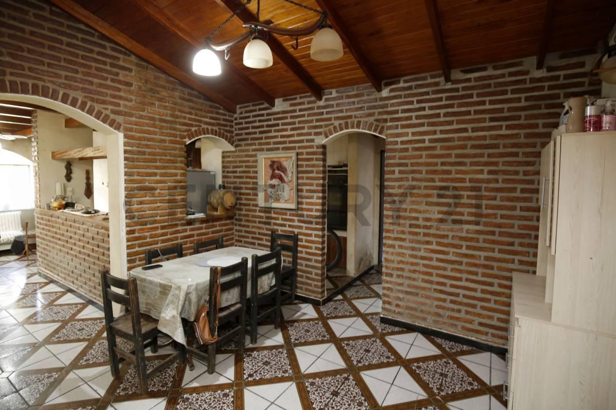 Foto de Casa de 3 Dormitorios con Parque, Pileta y Quincho en Gonnet - Venta, imagen 1