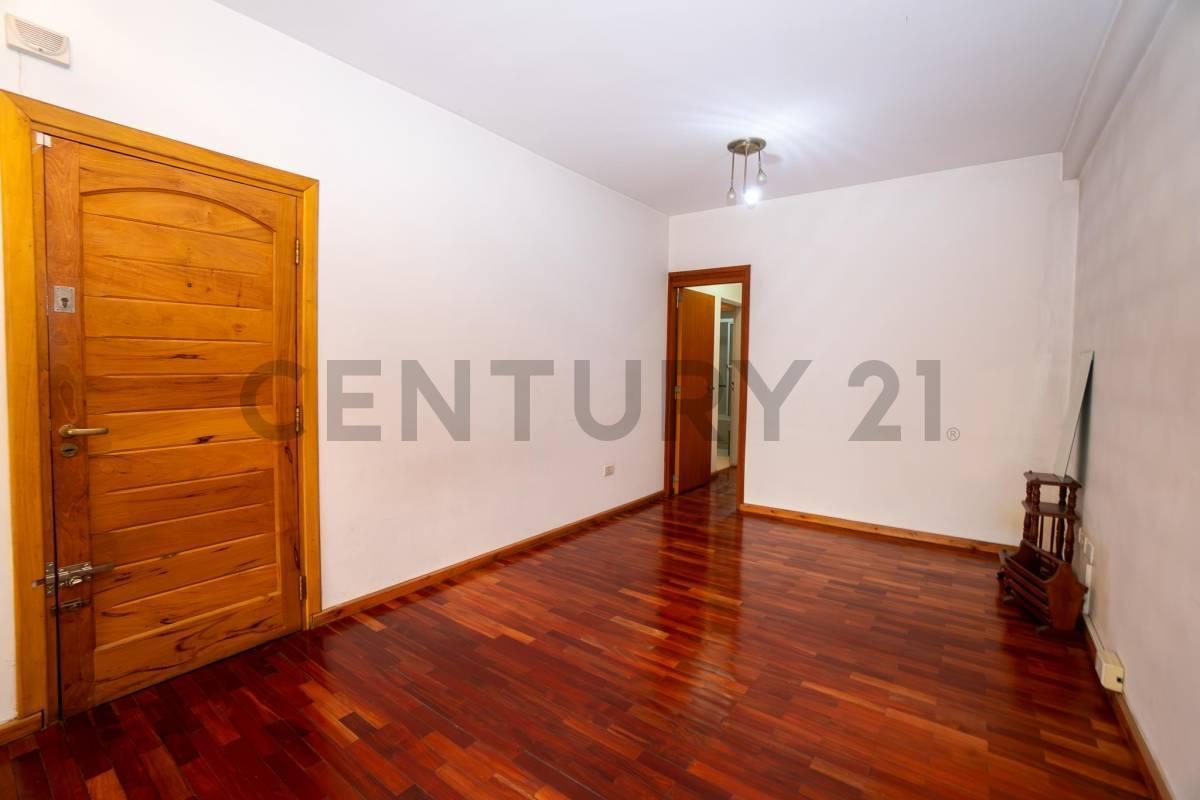 Foto de DEPARTAMENTO EN VENTA EN LA PLATA DE 2 DORMITORIOS CON COCHERA, imagen 2