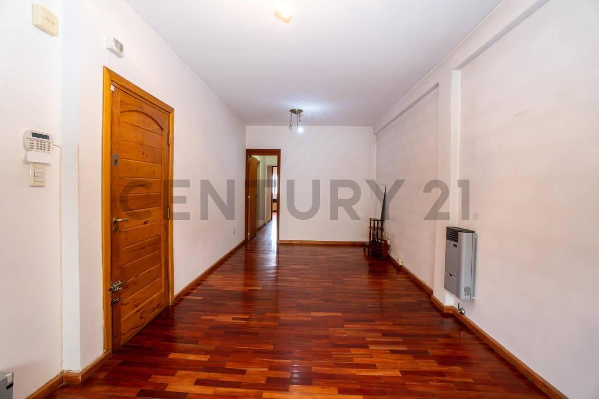 Foto de DEPARTAMENTO EN VENTA EN LA PLATA DE 2 DORMITORIOS CON COCHERA, imagen 1