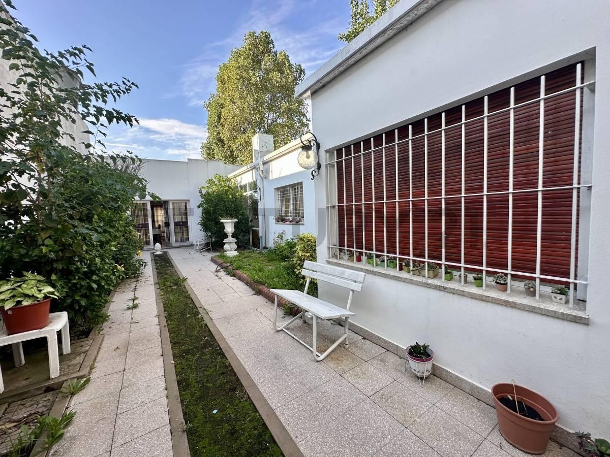 Foto de Casa con lote de 8x60. Piscina, quincho y cochera para 2 - 67 entre 117, imagen 2