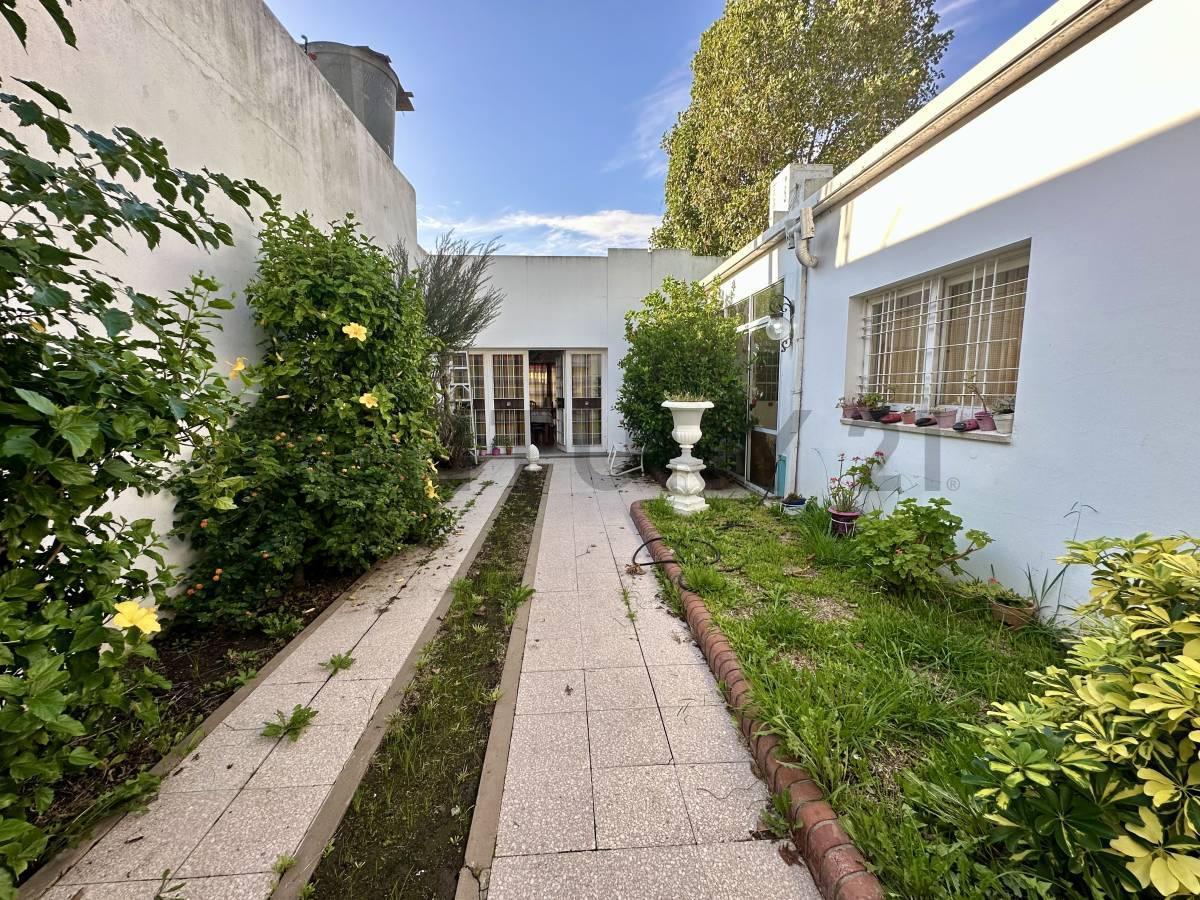 Foto de Casa con lote de 8x60. Piscina, quincho y cochera para 2 - 67 entre 117, imagen 1