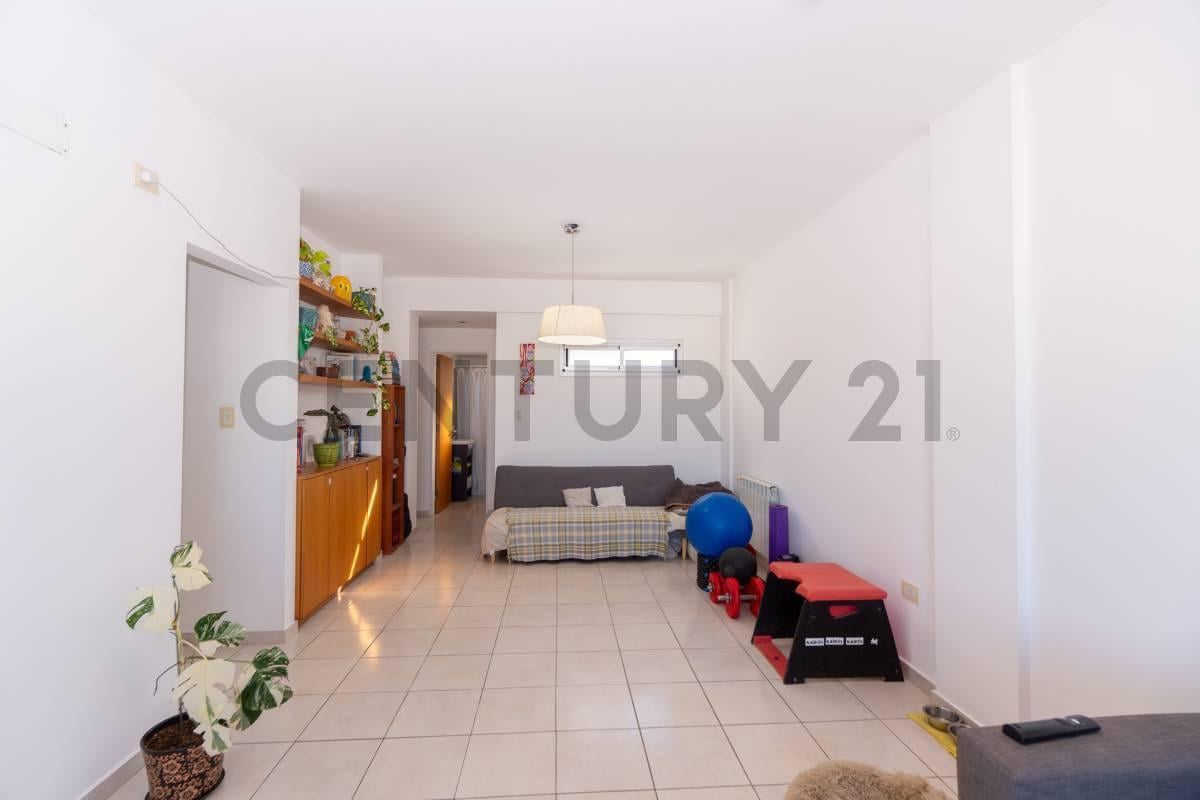 Foto de Departamento en venta en La Plata de 2 dormitorios con cochera, imagen 2