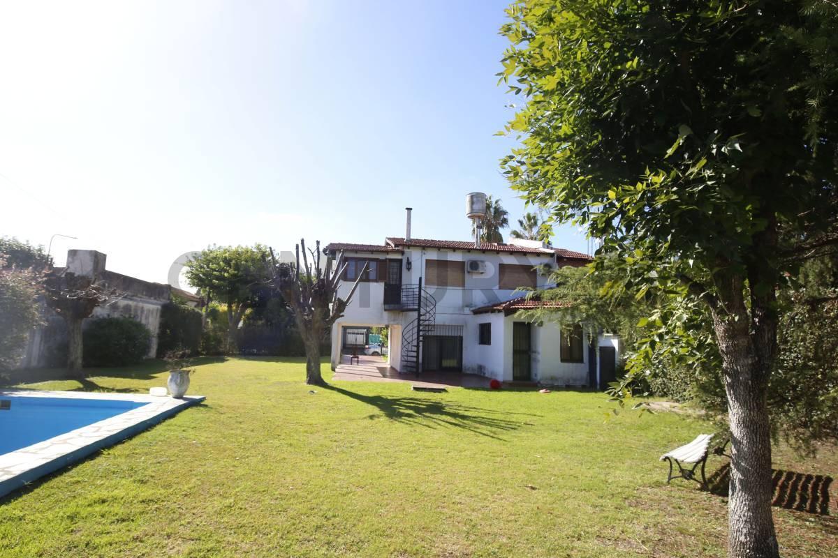 Foto de Casa 4 dormitorios a la venta Gonnet amplio terreno, imagen 1