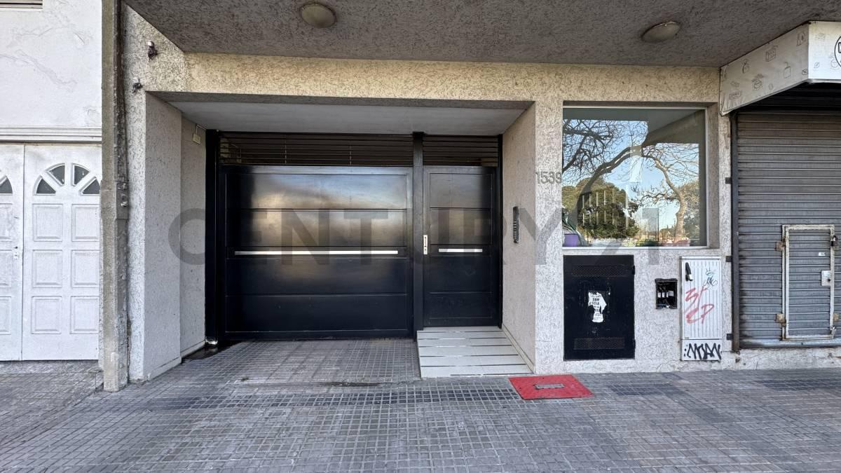 Foto de DEPARTAMENTO EN VENTA EN LA PLATA DE DOS DORMITORIOS CON COCHERA, imagen 2