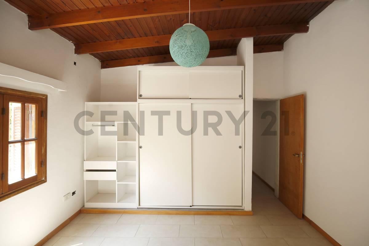 Foto de Casa en venta La Plata 2 dormitorios, cochera y Departamento, imagen 2