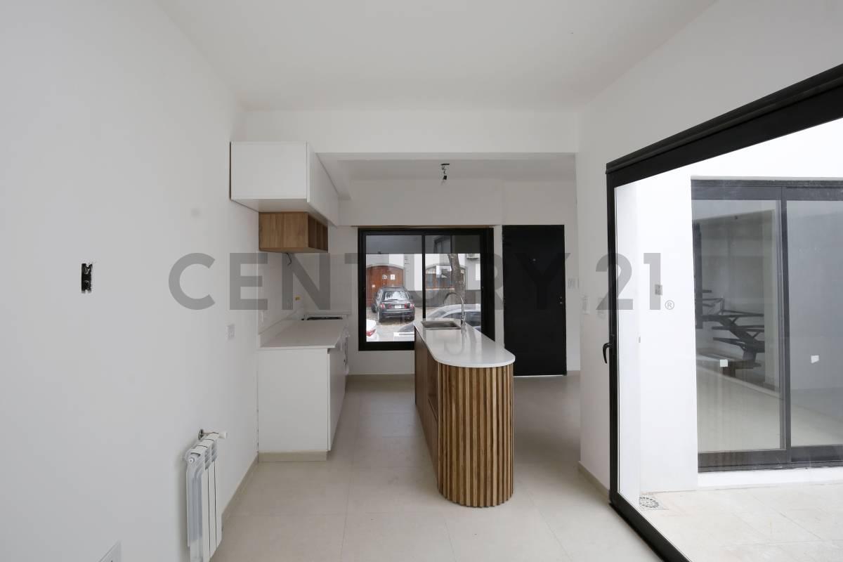 Foto de CASA EN VENTA EN LA PLATA DE 3 DORMITORIOS + ESCRITORIO + PATIO +, imagen 2
