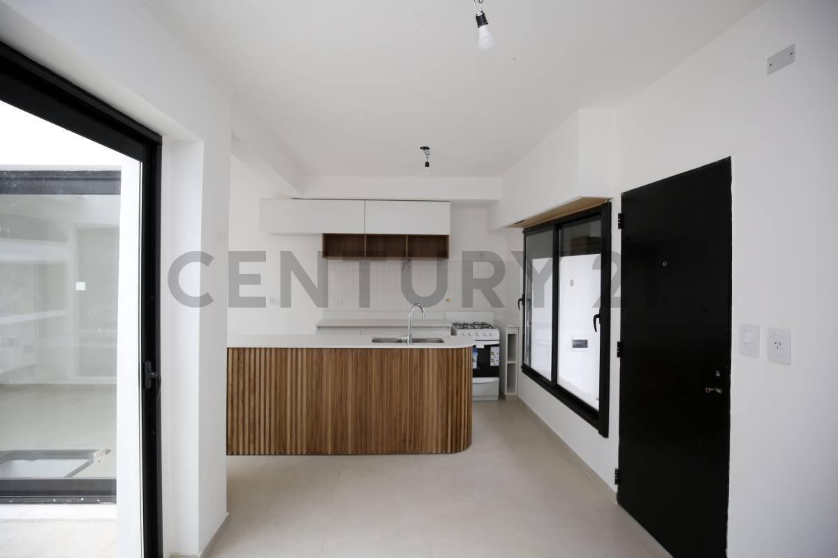 Foto de CASA EN VENTA EN LA PLATA DE 3 DORMITORIOS + ESCRITORIO + PATIO +, imagen 1