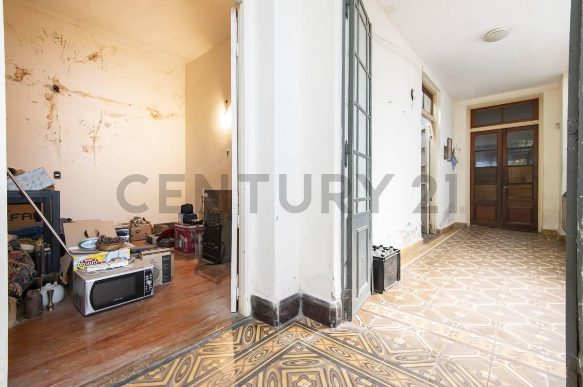 Foto de Casa de estilo a restaurar en venta en La Plata, imagen 3