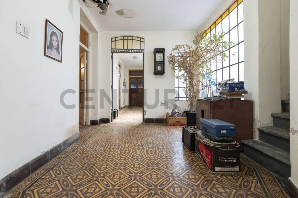 Foto de Casa de estilo a restaurar en venta en La Plata, imagen 2