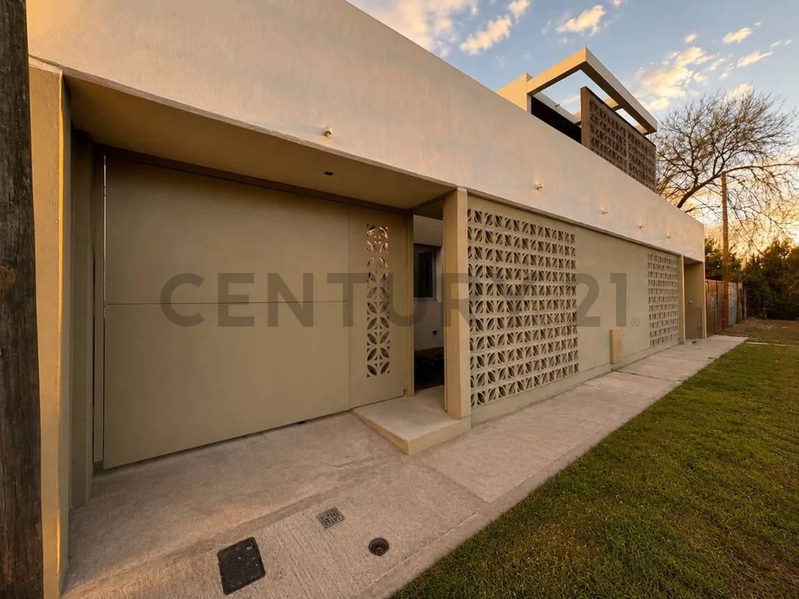 Foto de CASA DUPLEX EN VENTA EN LA PLATA A ESTRENAR DE 2 DORMITORIOS Y COCHERA, imagen 2