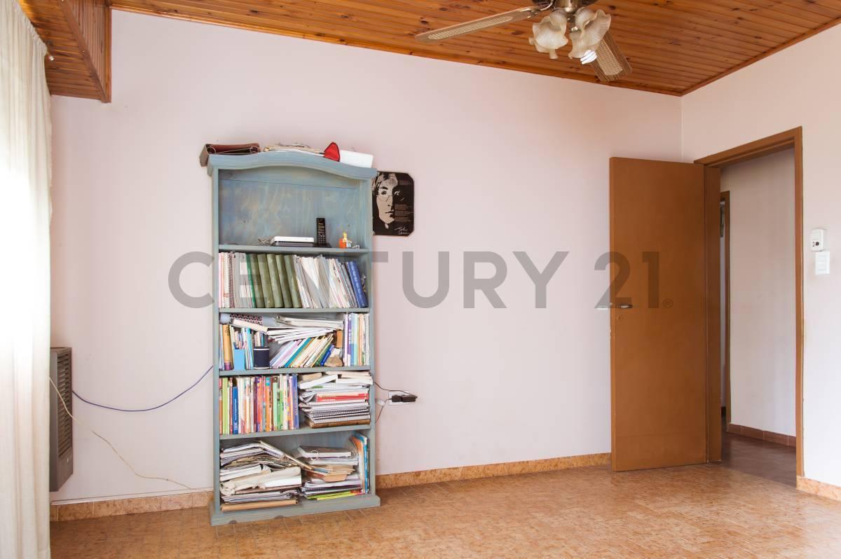 Foto de CASA EN VENTA EN LA PLATA DE 3 DORMITORIOS COCHERA Y PARQUE | LOS HORNOS, imagen 5