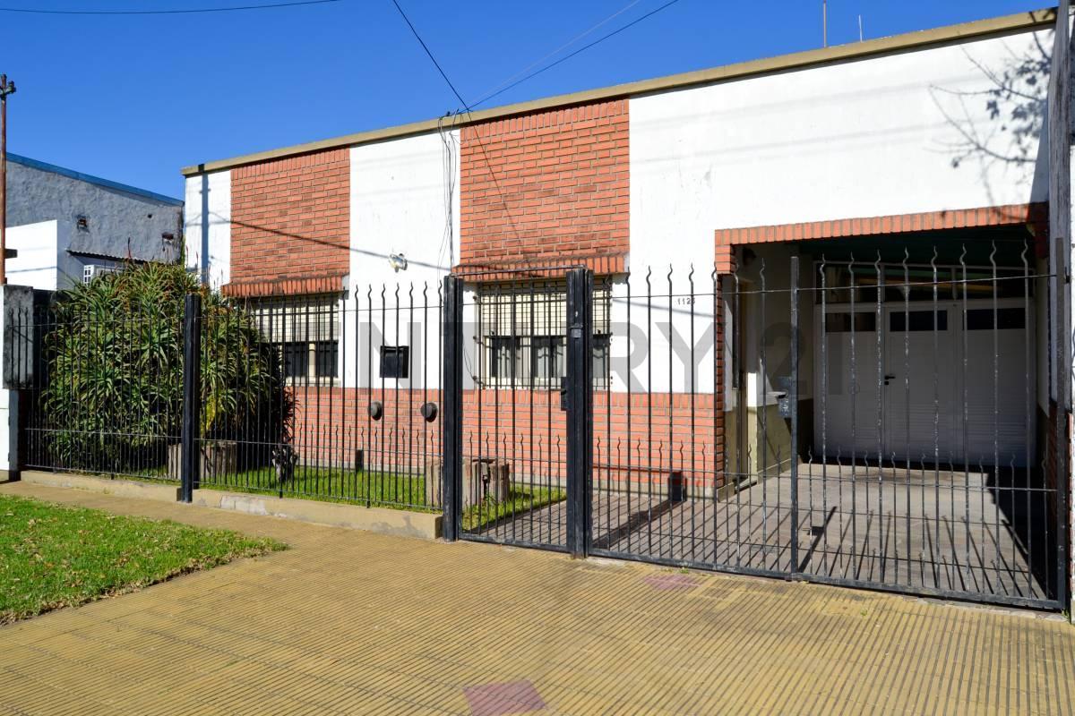 Foto de CASA EN VENTA EN LA PLATA DE 3 DORMITORIOS COCHERA Y PARQUE | LOS HORNOS, imagen 1