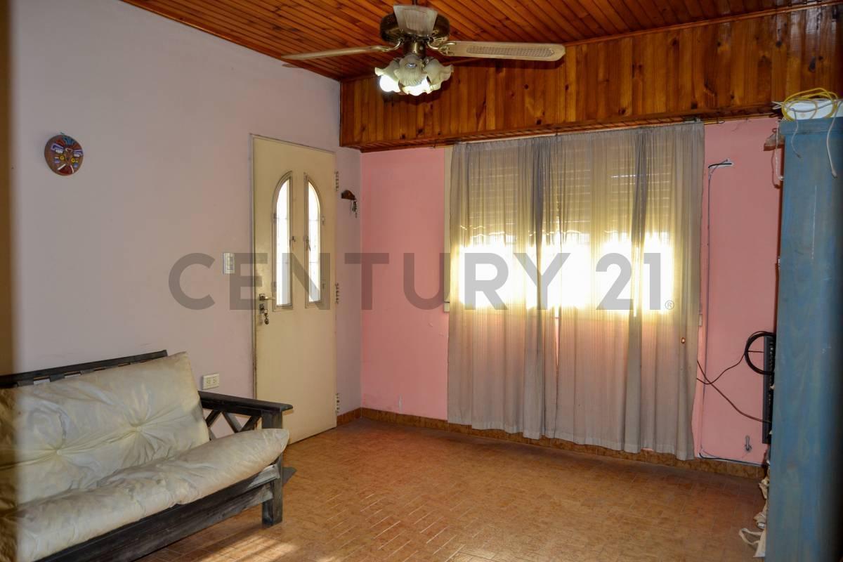 Foto de CASA EN VENTA EN LA PLATA DE 3 DORMITORIOS COCHERA Y PARQUE | LOS HORNOS, imagen 4