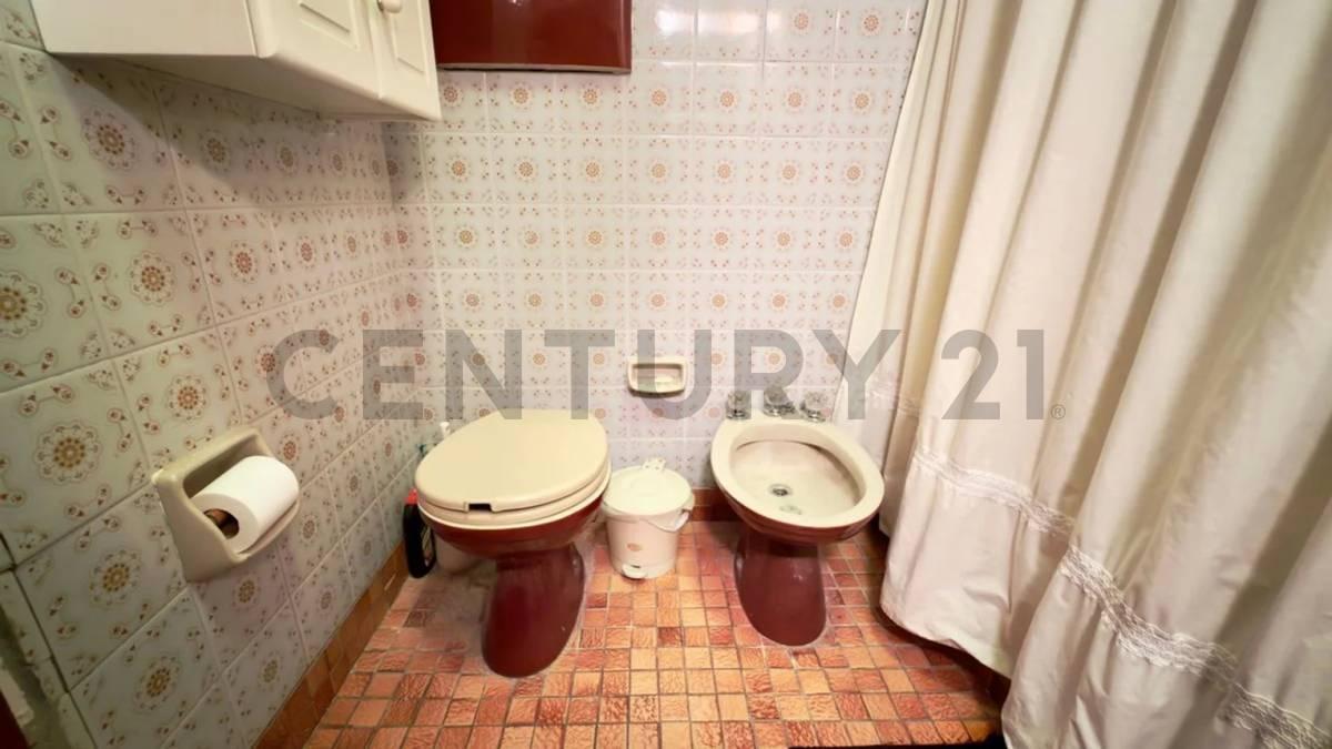 Foto de CASA EN VENTA EN LA PLATA DE 2 DORMITORIOS QUINCHO Y COCHERA, imagen 4