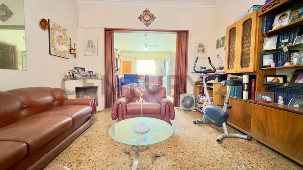 Foto de CASA EN VENTA EN LA PLATA DE 2 DORMITORIOS QUINCHO Y COCHERA, imagen 2