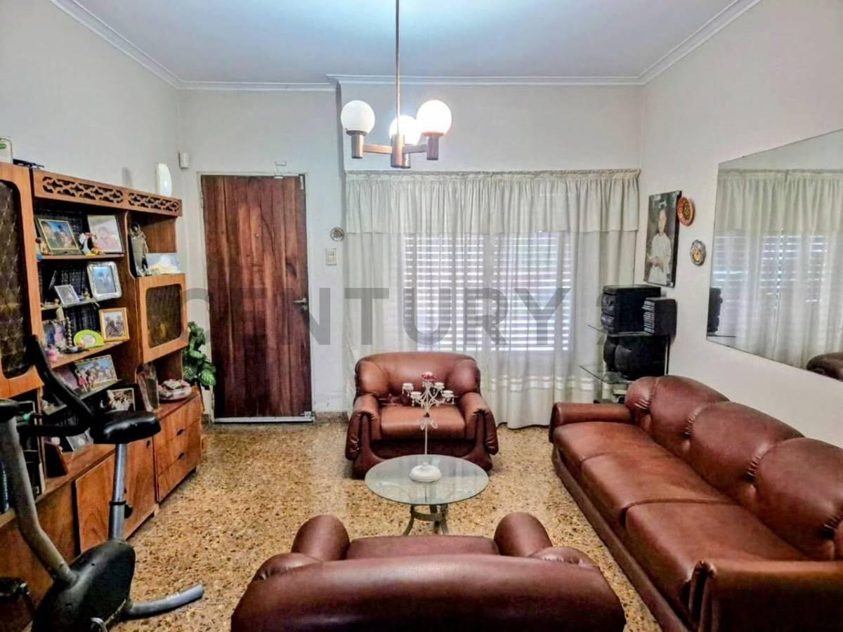Foto de CASA EN VENTA EN LA PLATA DE 2 DORMITORIOS QUINCHO Y COCHERA, imagen 1