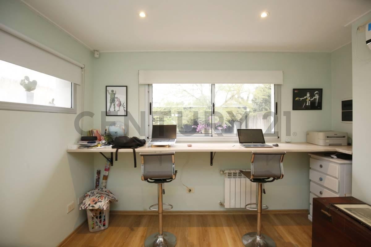 Foto de Casa en venta en Gonnet entre caminos | 4 dormitorios, pileta y parque, imagen 4