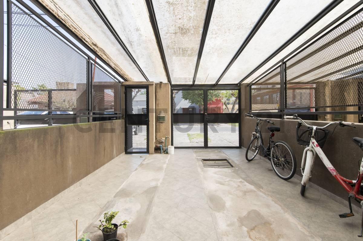 Foto de VENTA DE DUPLEX CON PARQUE Y PILETA EN EXCELENTE ZONA DE LA CIUDAD DE, imagen 4