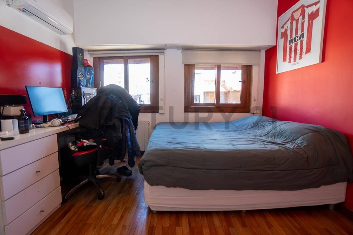 Foto de Casa en venta de 3 dormitorios + estudio en La Plata, imagen 2
