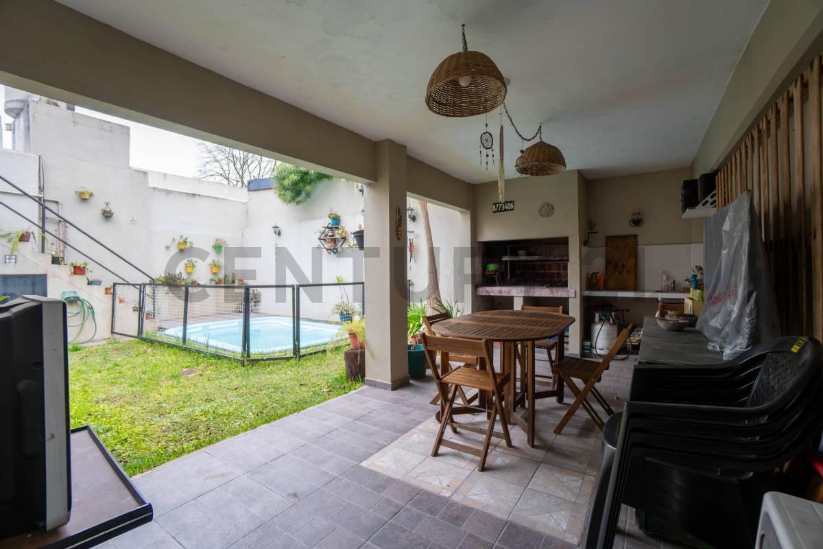 Foto de CASA EN VENTA EN LA PLATA ZONA PARQUE SAN MARTIN 3 DORMITORIOS COCHERA, imagen 2