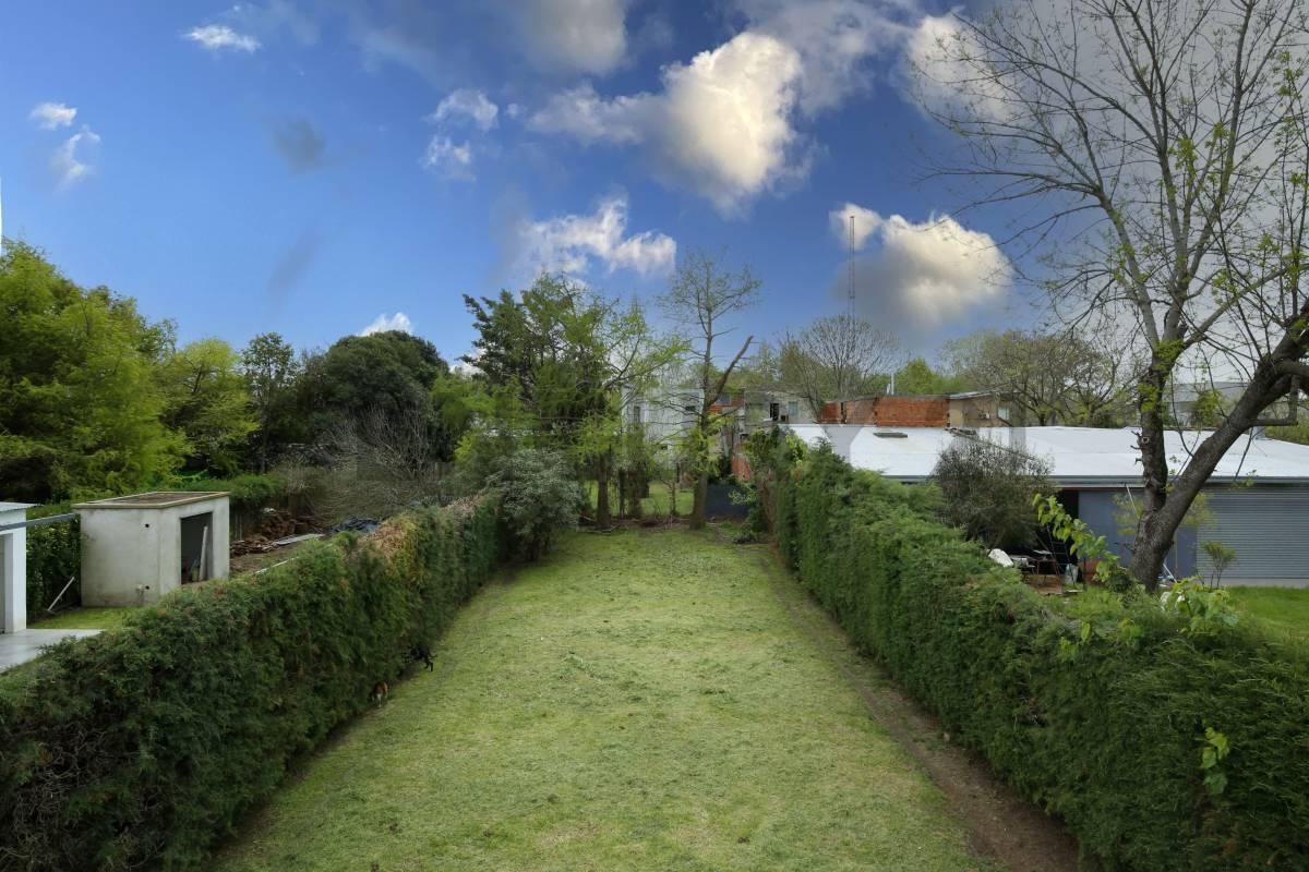 Foto de Casa en venta en Gonnet apto banco Nacion de 3 Dormitorios y parque, imagen 3