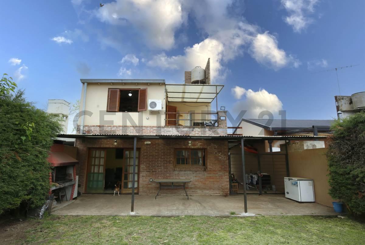 Foto de Casa en venta en Gonnet apto banco Nacion de 3 Dormitorios y parque, imagen 1