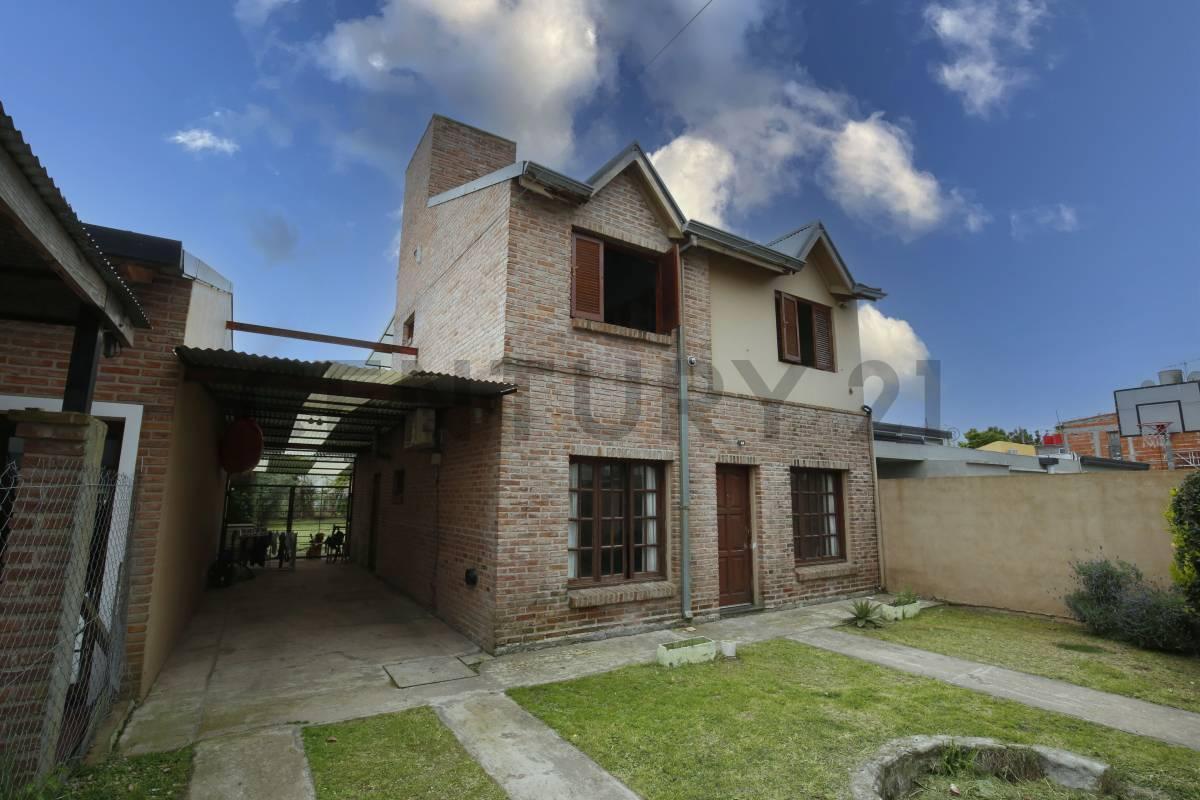 Foto de Casa en venta en Gonnet apto banco Nacion de 3 Dormitorios y parque, imagen 2