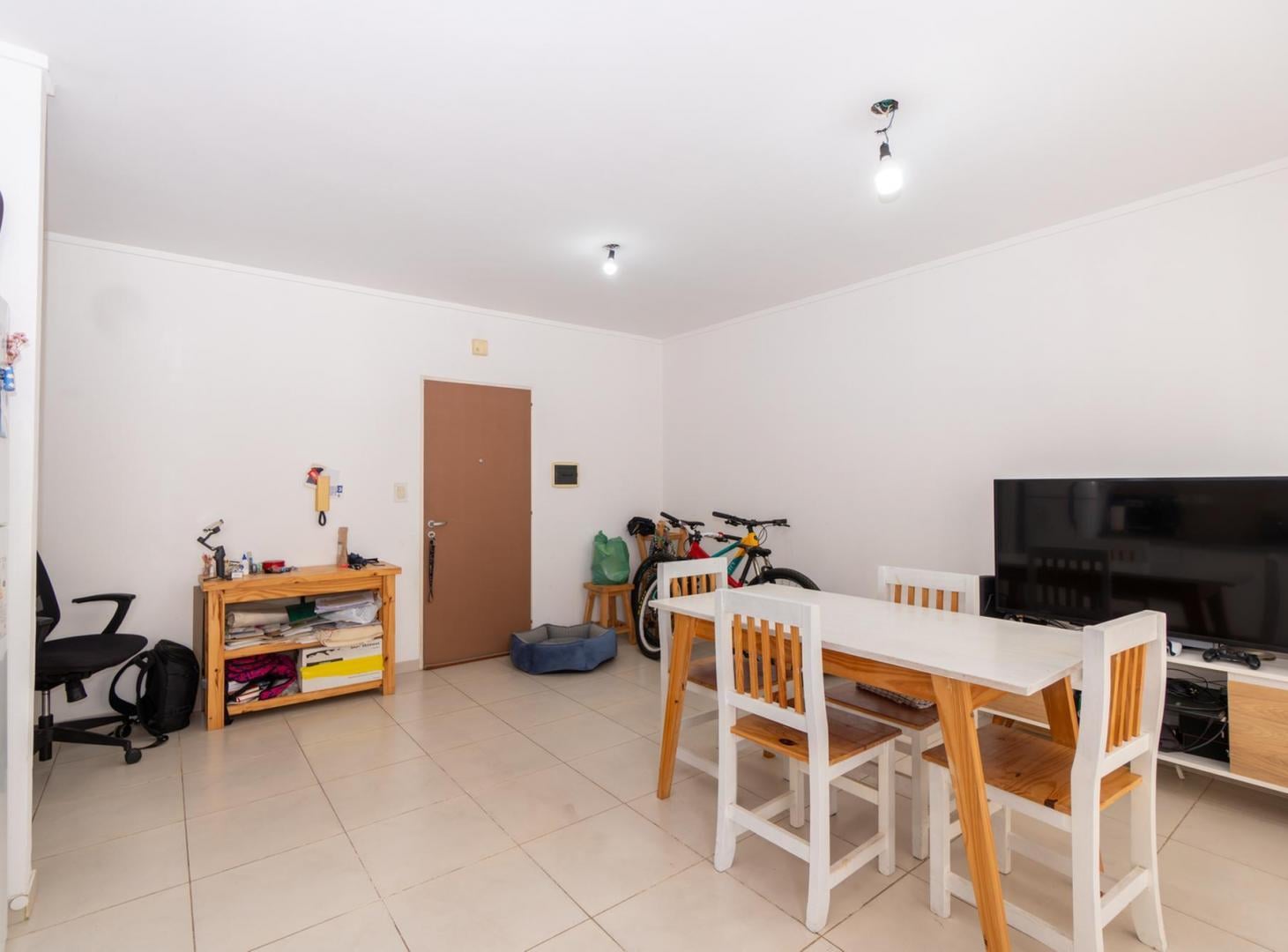 Foto de DEPARTAMENTO EN VENTA EN LA PLATA DE 2 DORMITORIOS CON COCHERA, imagen 2
