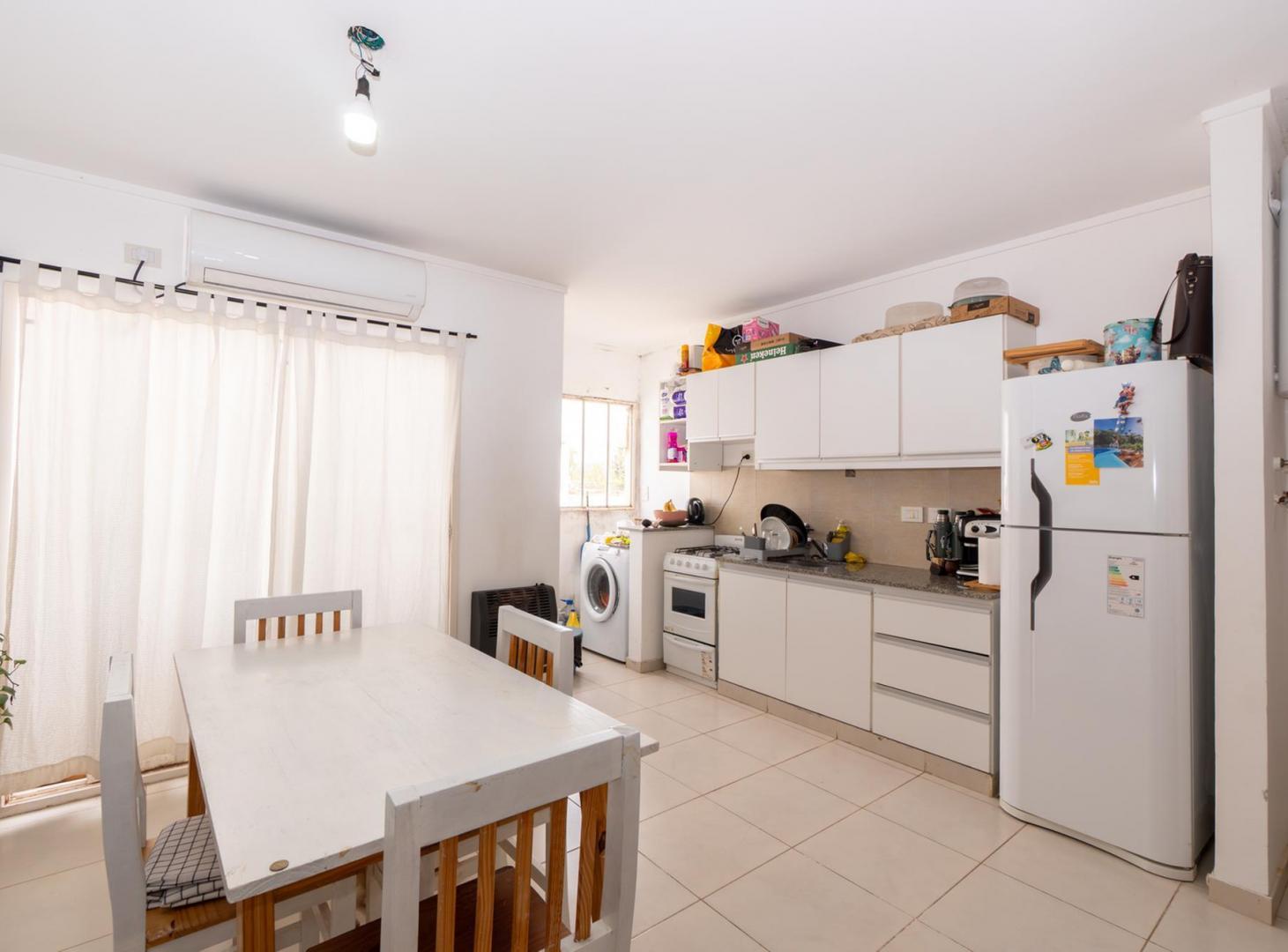 Foto de DEPARTAMENTO EN VENTA EN LA PLATA DE 2 DORMITORIOS CON COCHERA, imagen 3