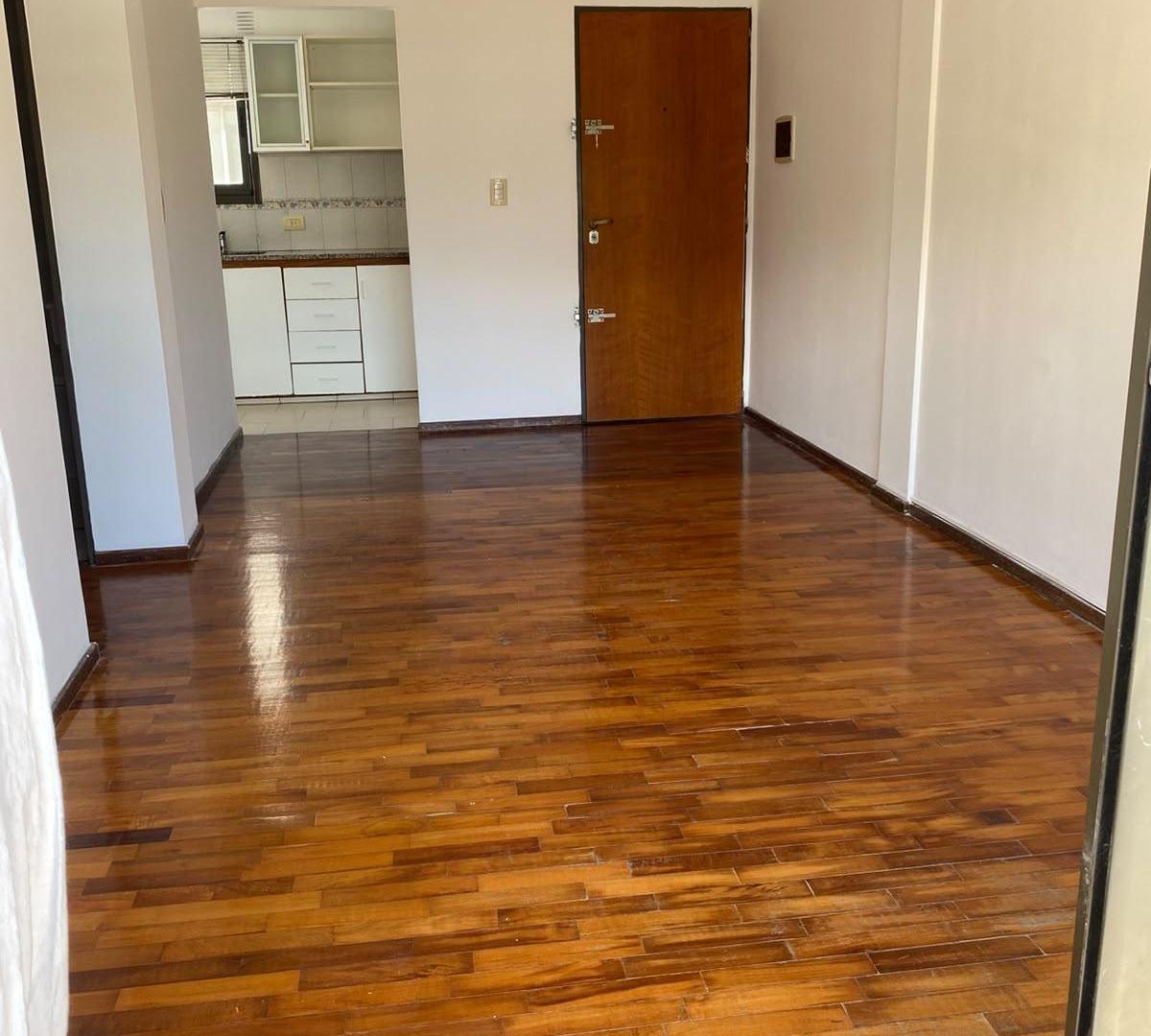 Foto de DEPARTAMENTO EN ALQUILER – 1 DORMITORIO CON VESTIDOR Y COCHERA, imagen 1