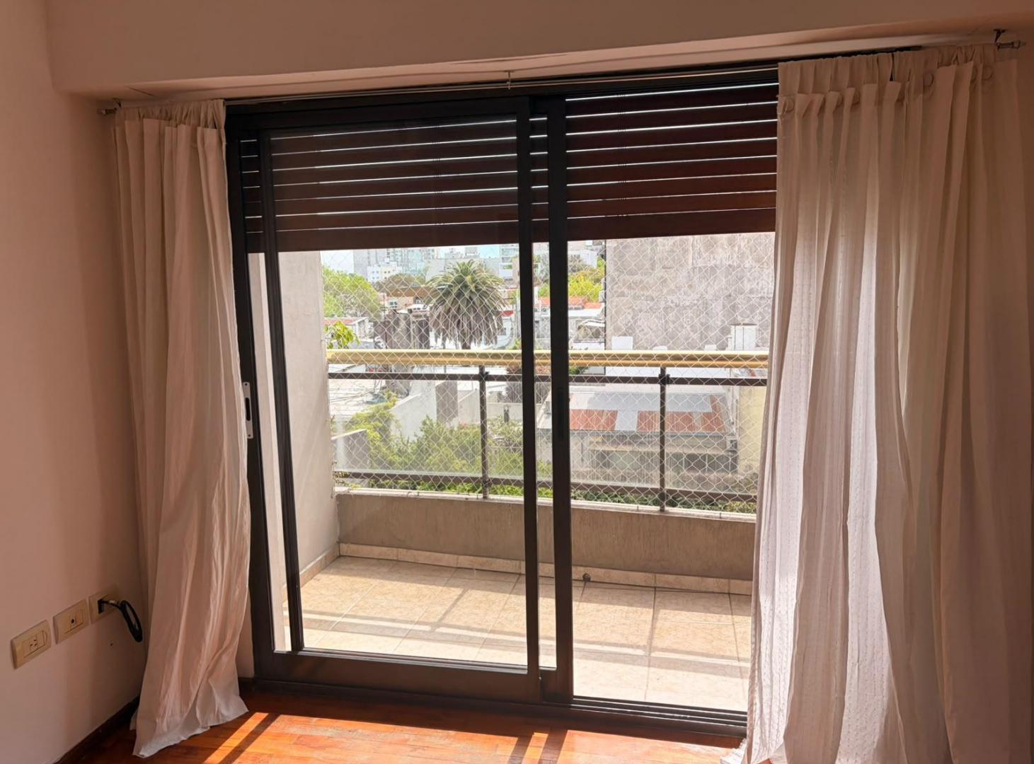 Foto de DEPARTAMENTO EN ALQUILER – 1 DORMITORIO CON VESTIDOR Y COCHERA, imagen 3