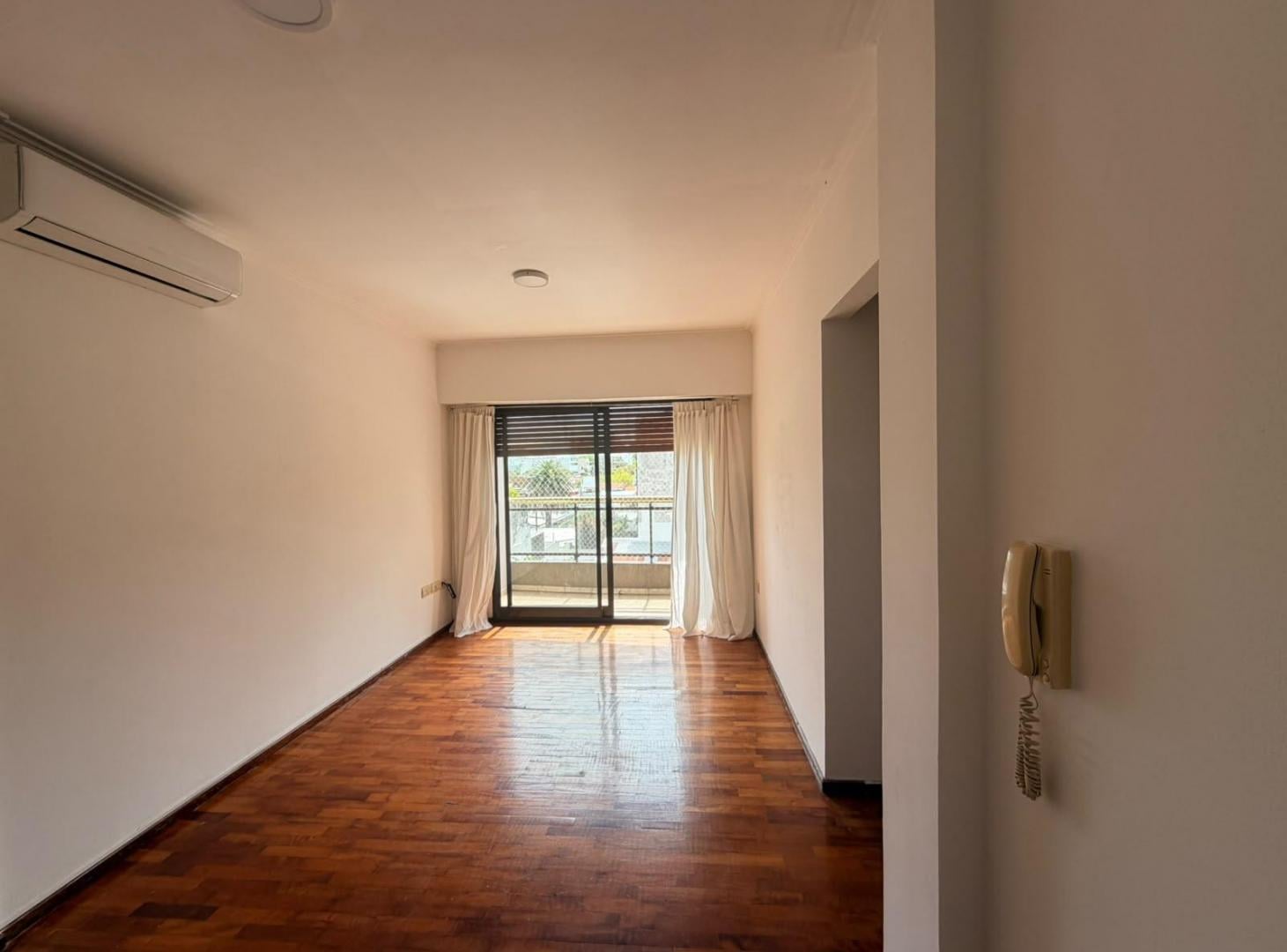 Foto de DEPARTAMENTO EN ALQUILER – 1 DORMITORIO CON VESTIDOR Y COCHERA, imagen 5