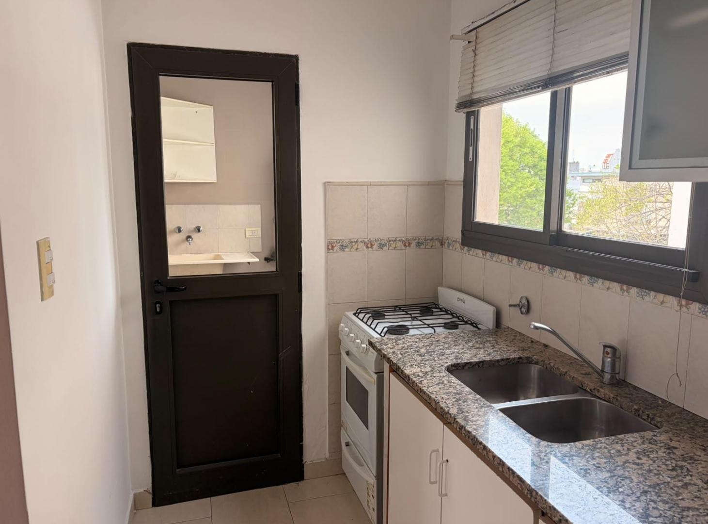 Foto de DEPARTAMENTO EN ALQUILER – 1 DORMITORIO CON VESTIDOR Y COCHERA, imagen 4