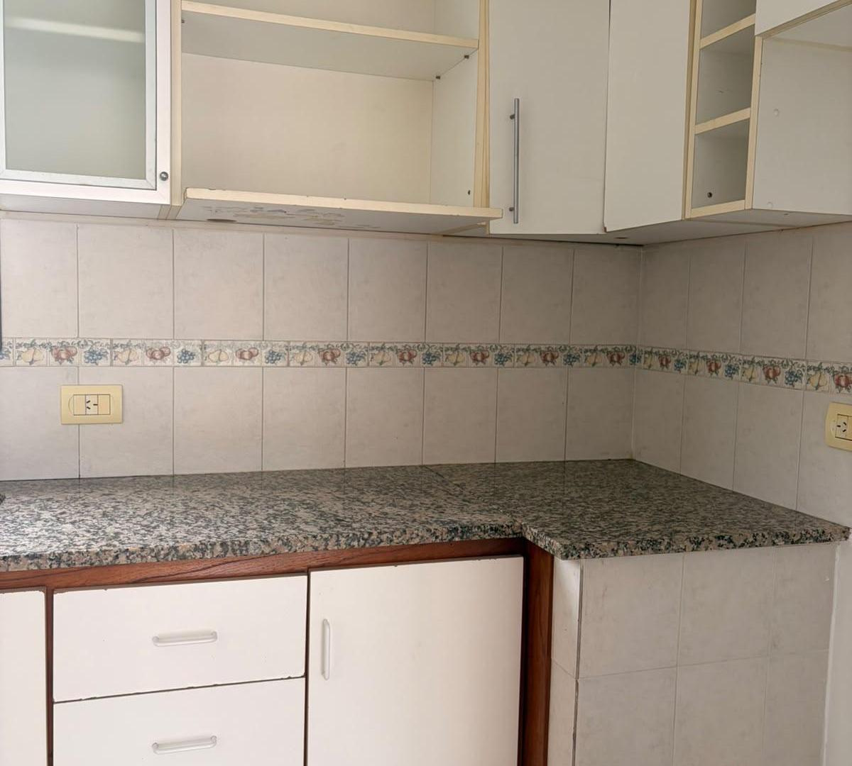 Foto de DEPARTAMENTO EN ALQUILER – 1 DORMITORIO CON VESTIDOR Y COCHERA, imagen 2