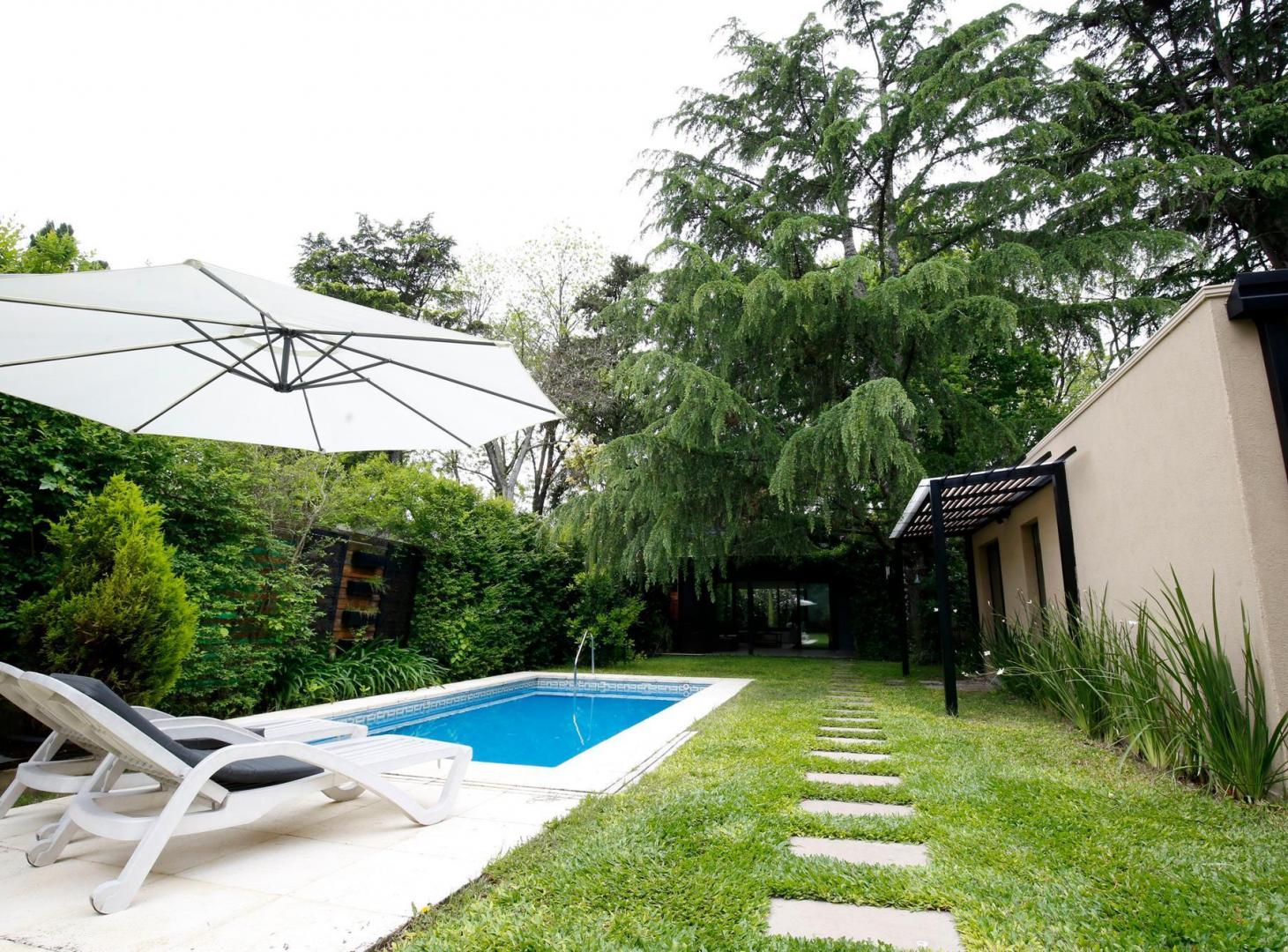 Foto de Casa en venta en City Bell de 2 dormitorios con parque, pileta y, imagen 4