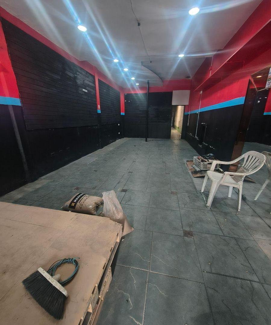 Foto de Local de 400 m² en alquiler en Liniers, imagen 3