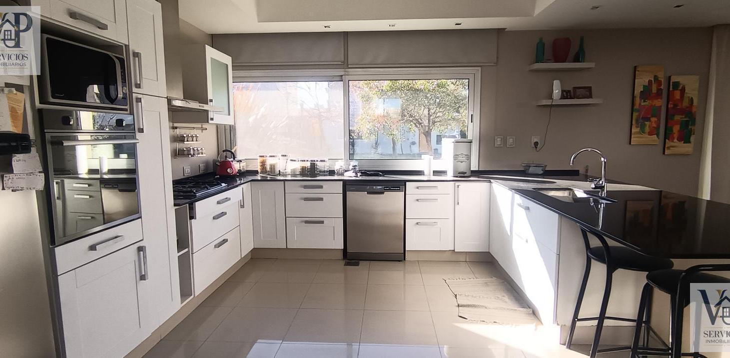 Foto de Se alquila casa Amoeblada nivel Gerencial - Barrio Elementos Plottier, imagen 3