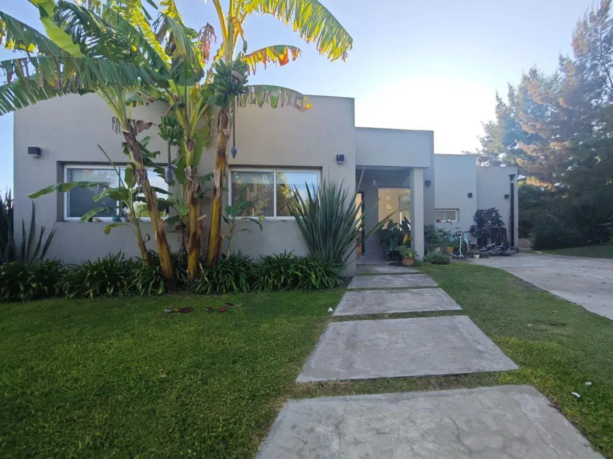 VENTA CASA BARRIO SAN GABRIEL. UNA PLANTA. PILETA 3