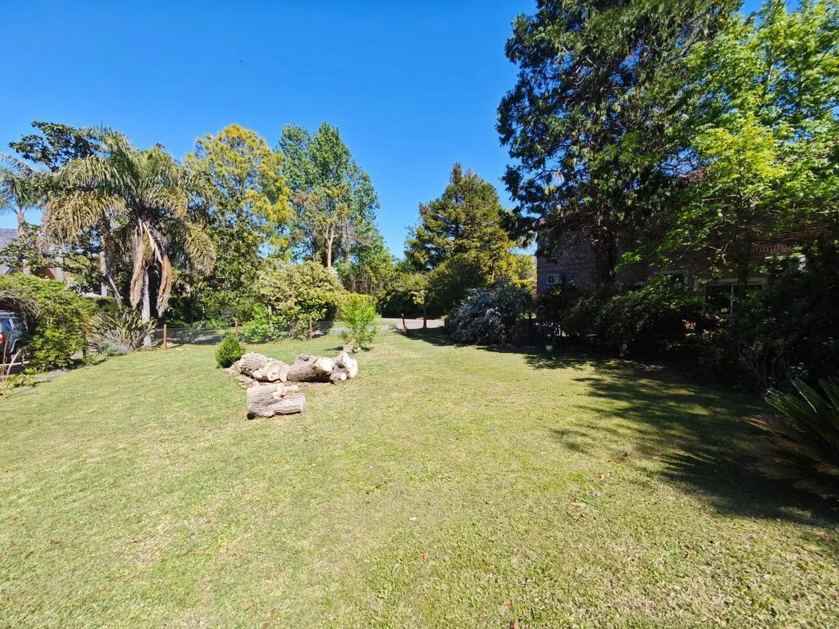 Venta hermoso Lote con pileta Country El Bosque 2