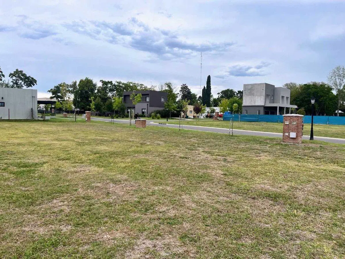 LOTE EN VENTA EN BARRIO SANTA LUCIA PILAR DEL ESTE 4