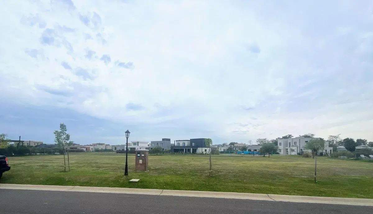LOTE EN VENTA EN BARRIO SANTA LUCIA PILAR DEL ESTE 5